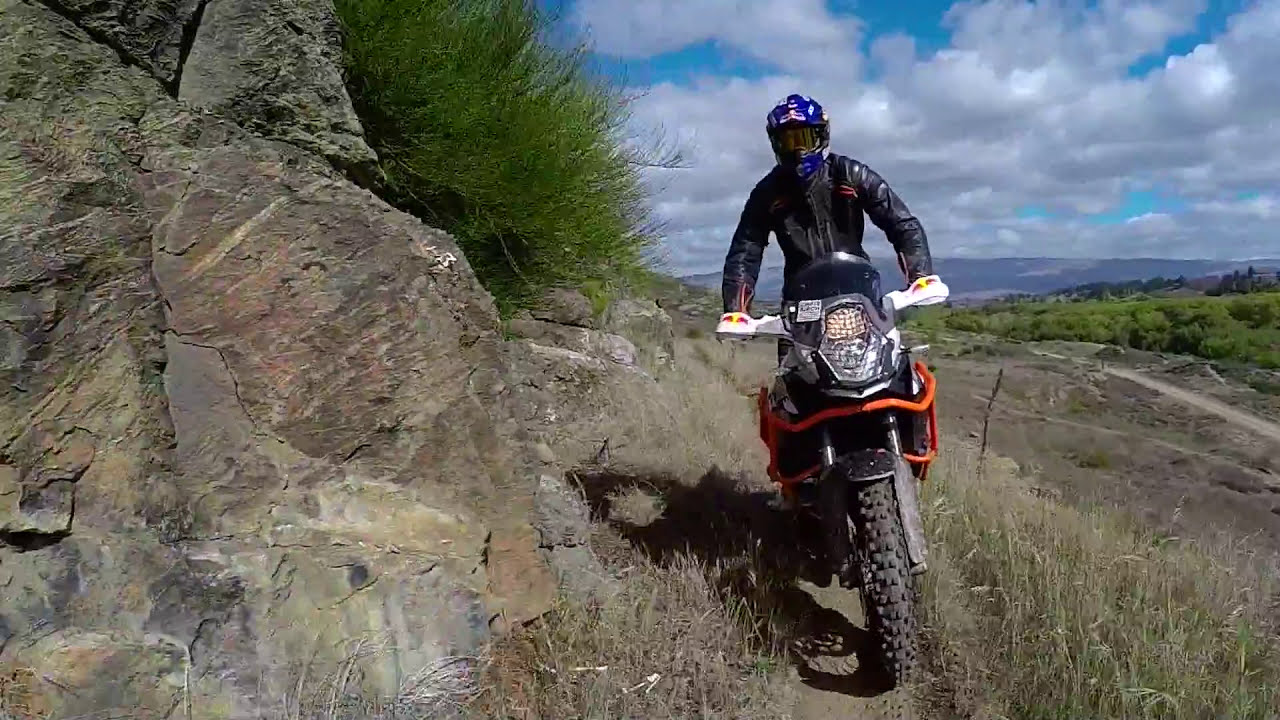 Piloto de moto trail saltando