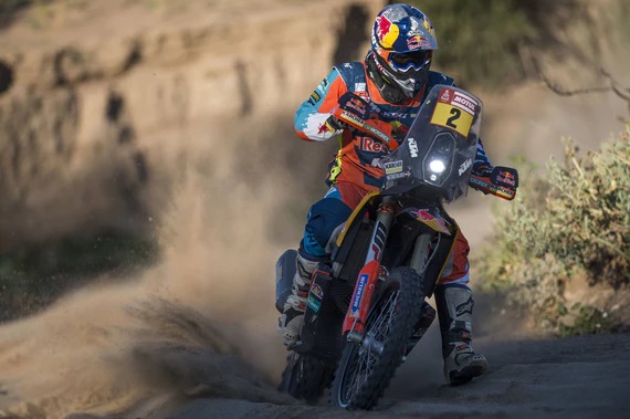 Moto enduro con neumáticos Michelin enduro